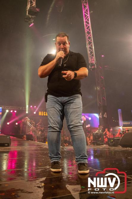 Feestknallers! Mega Piraten Festijn Oldebroek vult uitverkochte tent met oer-gezelligheid tijdens de 2025 editie. - © NWVFoto.nl