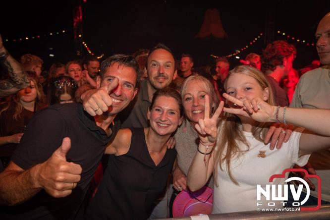 Feestknallers! Mega Piraten Festijn Oldebroek vult uitverkochte tent met oer-gezelligheid tijdens de 2025 editie. - © NWVFoto.nl