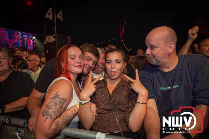 Feestknallers! Mega Piraten Festijn Oldebroek vult uitverkochte tent met oer-gezelligheid tijdens de 2025 editie. - © NWVFoto.nl