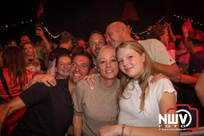 Feestknallers! Mega Piraten Festijn Oldebroek vult uitverkochte tent met oer-gezelligheid tijdens de 2025 editie. - © NWVFoto.nl