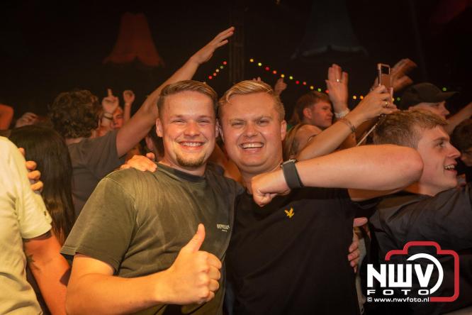 Feestknallers! Mega Piraten Festijn Oldebroek vult uitverkochte tent met oer-gezelligheid tijdens de 2025 editie. - © NWVFoto.nl