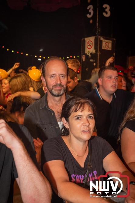 Feestknallers! Mega Piraten Festijn Oldebroek vult uitverkochte tent met oer-gezelligheid tijdens de 2025 editie. - © NWVFoto.nl