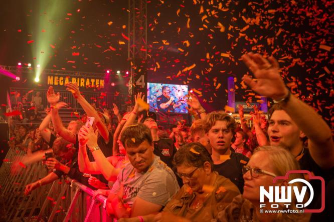Feestknallers! Mega Piraten Festijn Oldebroek vult uitverkochte tent met oer-gezelligheid tijdens de 2025 editie. - © NWVFoto.nl