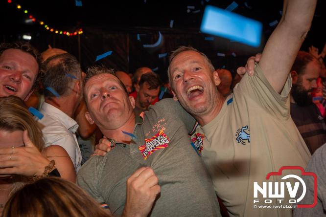 Feestknallers! Mega Piraten Festijn Oldebroek vult uitverkochte tent met oer-gezelligheid tijdens de 2025 editie. - © NWVFoto.nl