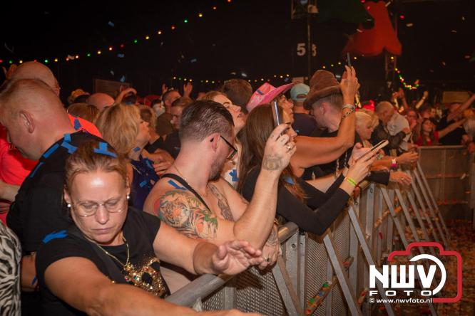 Feestknallers! Mega Piraten Festijn Oldebroek vult uitverkochte tent met oer-gezelligheid tijdens de 2025 editie. - © NWVFoto.nl