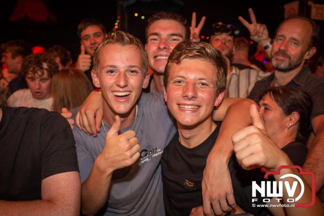 Feestknallers! Mega Piraten Festijn Oldebroek vult uitverkochte tent met oer-gezelligheid tijdens de 2025 editie. - © NWVFoto.nl