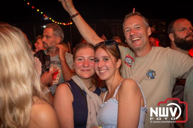 Feestknallers! Mega Piraten Festijn Oldebroek vult uitverkochte tent met oer-gezelligheid tijdens de 2025 editie. - © NWVFoto.nl