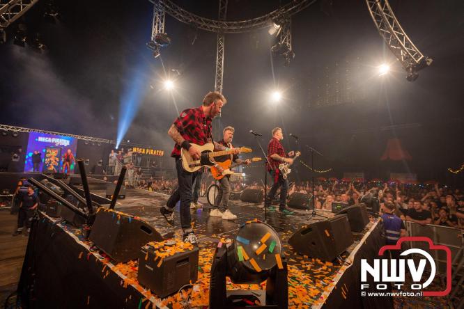 Feestknallers! Mega Piraten Festijn Oldebroek vult uitverkochte tent met oer-gezelligheid tijdens de 2025 editie. - © NWVFoto.nl