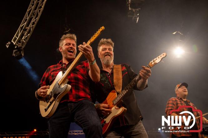 Feestknallers! Mega Piraten Festijn Oldebroek vult uitverkochte tent met oer-gezelligheid tijdens de 2025 editie. - © NWVFoto.nl