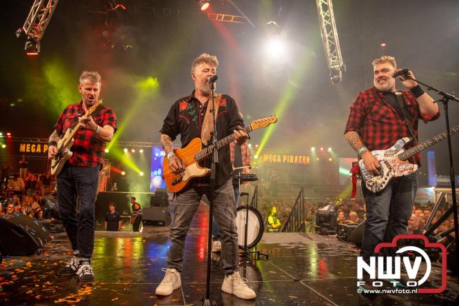 Feestknallers! Mega Piraten Festijn Oldebroek vult uitverkochte tent met oer-gezelligheid tijdens de 2025 editie. - © NWVFoto.nl