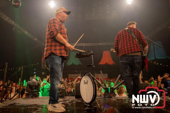 Feestknallers! Mega Piraten Festijn Oldebroek vult uitverkochte tent met oer-gezelligheid tijdens de 2025 editie. - © NWVFoto.nl