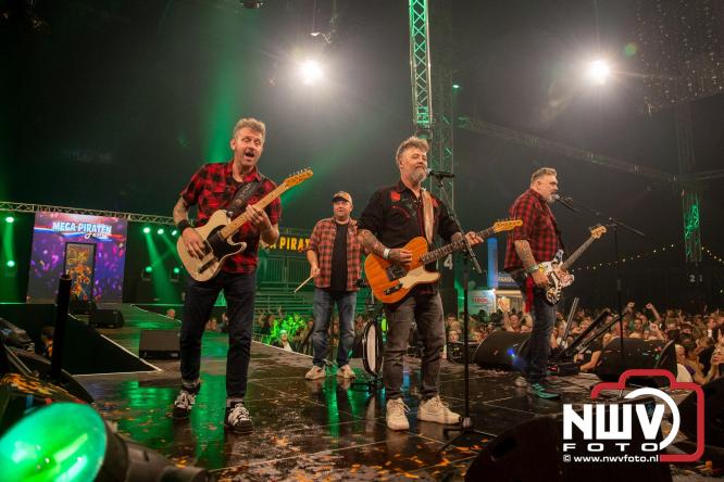 Feestknallers! Mega Piraten Festijn Oldebroek vult uitverkochte tent met oer-gezelligheid tijdens de 2025 editie. - © NWVFoto.nl