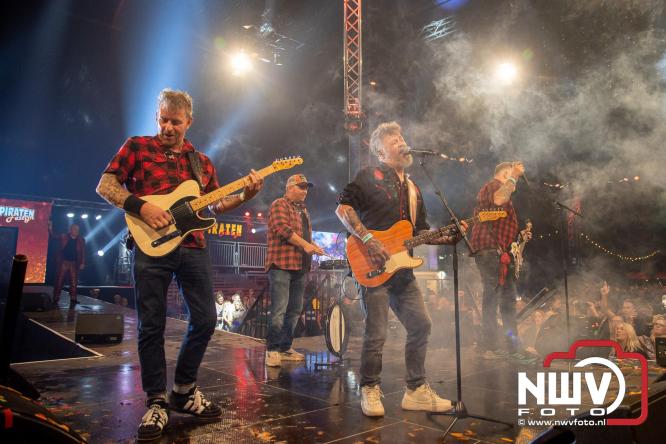 Feestknallers! Mega Piraten Festijn Oldebroek vult uitverkochte tent met oer-gezelligheid tijdens de 2025 editie. - © NWVFoto.nl