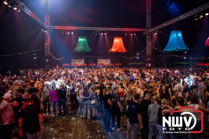 Feestknallers! Mega Piraten Festijn Oldebroek vult uitverkochte tent met oer-gezelligheid tijdens de 2025 editie. - © NWVFoto.nl