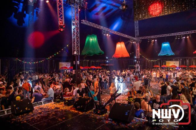 Feestknallers! Mega Piraten Festijn Oldebroek vult uitverkochte tent met oer-gezelligheid tijdens de 2025 editie. - © NWVFoto.nl