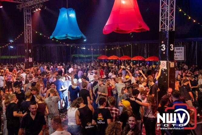 Feestknallers! Mega Piraten Festijn Oldebroek vult uitverkochte tent met oer-gezelligheid tijdens de 2025 editie. - © NWVFoto.nl