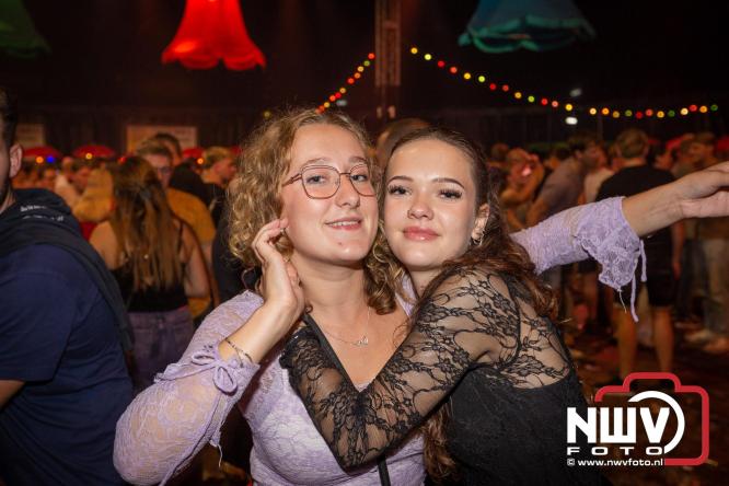 Feestknallers! Mega Piraten Festijn Oldebroek vult uitverkochte tent met oer-gezelligheid tijdens de 2025 editie. - © NWVFoto.nl