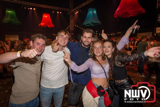 Feestknallers! Mega Piraten Festijn Oldebroek vult uitverkochte tent met oer-gezelligheid tijdens de 2025 editie. - © NWVFoto.nl