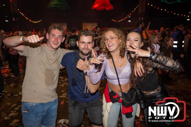 Feestknallers! Mega Piraten Festijn Oldebroek vult uitverkochte tent met oer-gezelligheid tijdens de 2025 editie. - © NWVFoto.nl