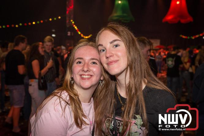 Feestknallers! Mega Piraten Festijn Oldebroek vult uitverkochte tent met oer-gezelligheid tijdens de 2025 editie. - © NWVFoto.nl