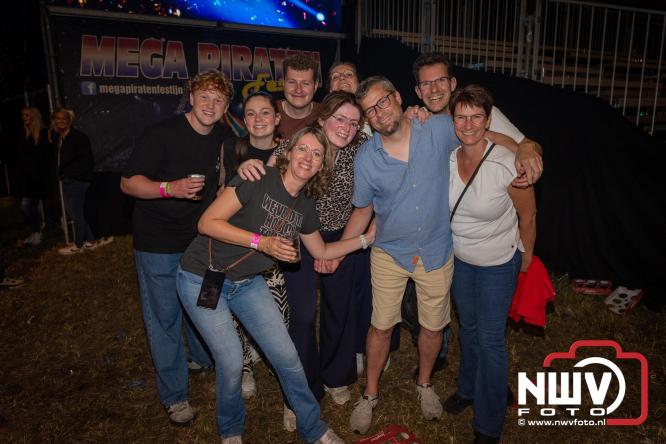 Feestknallers! Mega Piraten Festijn Oldebroek vult uitverkochte tent met oer-gezelligheid tijdens de 2025 editie. - © NWVFoto.nl