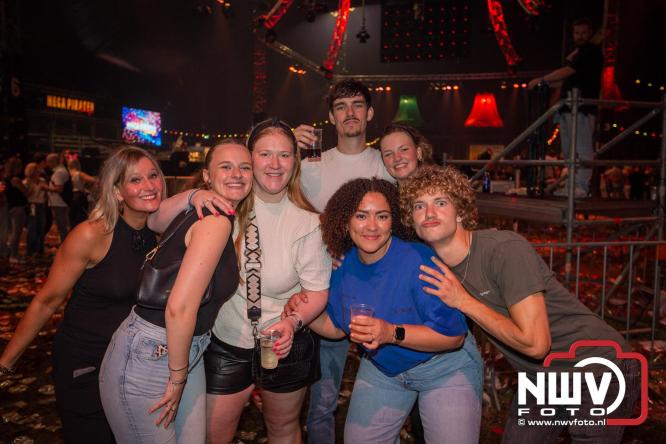 Feestknallers! Mega Piraten Festijn Oldebroek vult uitverkochte tent met oer-gezelligheid tijdens de 2025 editie. - © NWVFoto.nl