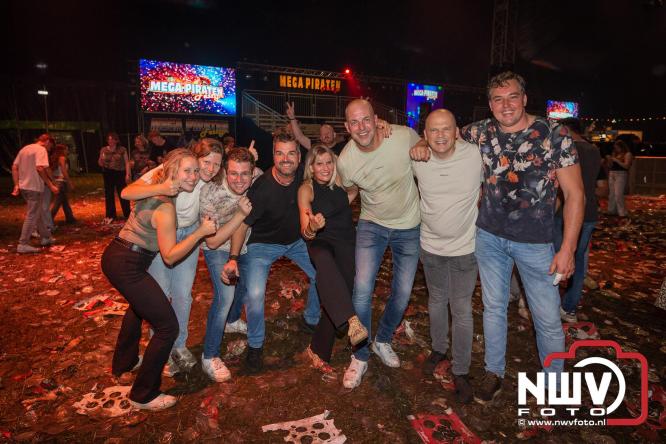Feestknallers! Mega Piraten Festijn Oldebroek vult uitverkochte tent met oer-gezelligheid tijdens de 2025 editie. - © NWVFoto.nl