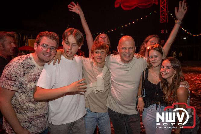 Feestknallers! Mega Piraten Festijn Oldebroek vult uitverkochte tent met oer-gezelligheid tijdens de 2025 editie. - © NWVFoto.nl