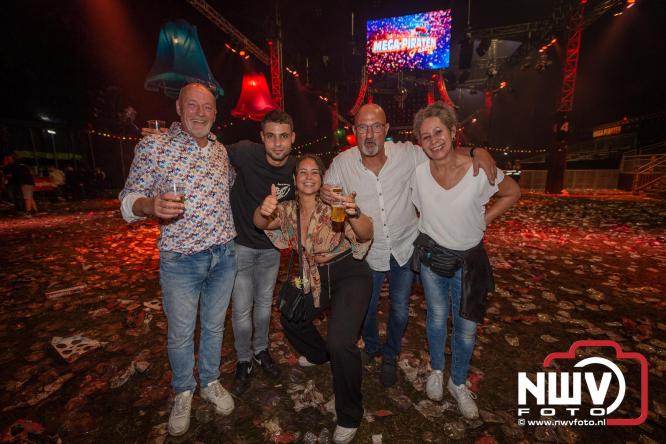 Feestknallers! Mega Piraten Festijn Oldebroek vult uitverkochte tent met oer-gezelligheid tijdens de 2025 editie. - © NWVFoto.nl