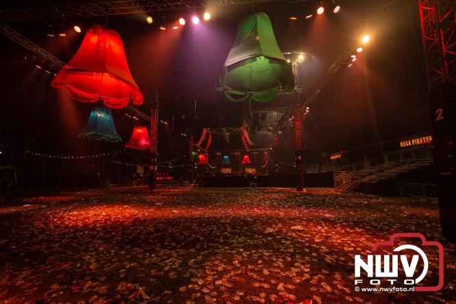 Feestknallers! Mega Piraten Festijn Oldebroek vult uitverkochte tent met oer-gezelligheid tijdens de 2025 editie. - © NWVFoto.nl