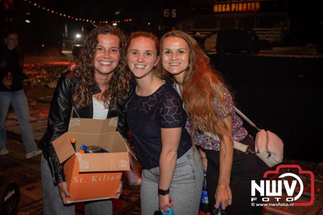 Feestknallers! Mega Piraten Festijn Oldebroek vult uitverkochte tent met oer-gezelligheid tijdens de 2025 editie. - © NWVFoto.nl