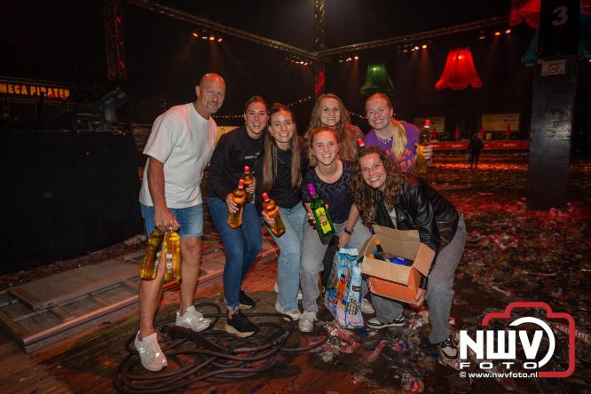 Feestknallers! Mega Piraten Festijn Oldebroek vult uitverkochte tent met oer-gezelligheid tijdens de 2025 editie. - © NWVFoto.nl