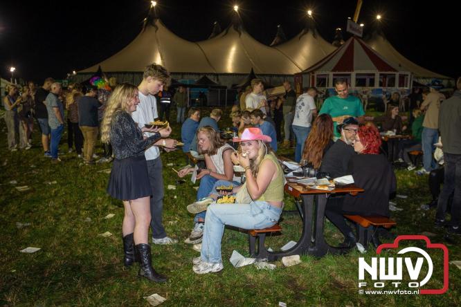 Feestknallers! Mega Piraten Festijn Oldebroek vult uitverkochte tent met oer-gezelligheid tijdens de 2025 editie. - © NWVFoto.nl
