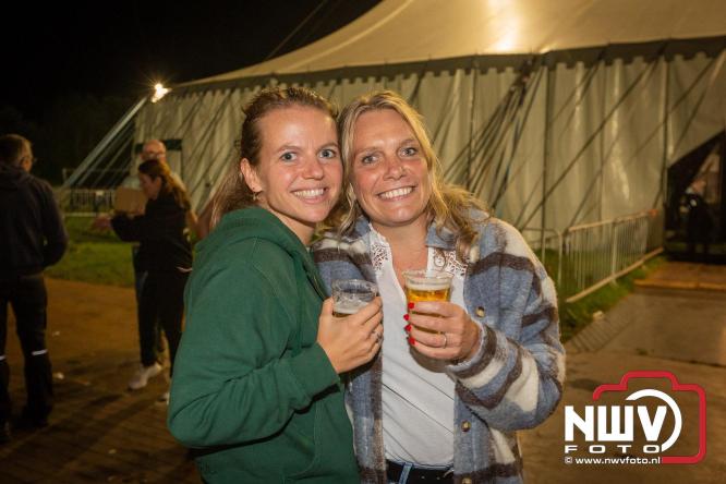Feestknallers! Mega Piraten Festijn Oldebroek vult uitverkochte tent met oer-gezelligheid tijdens de 2025 editie. - © NWVFoto.nl
