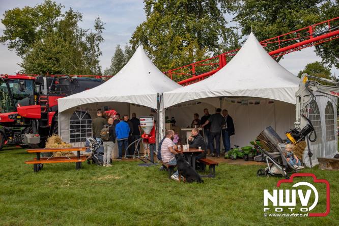 Zon, sfeer en kramen, Schapenmarkt Oldebroek 2025 - © NWVFoto.nl