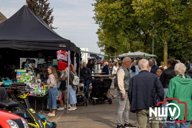 Zon, sfeer en kramen, Schapenmarkt Oldebroek 2025 - © NWVFoto.nl