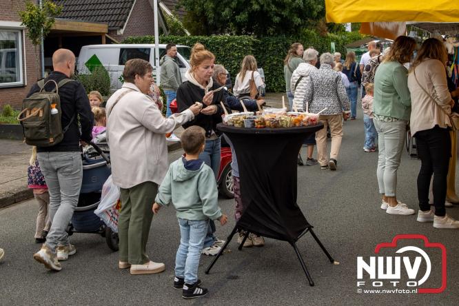 Zon, sfeer en kramen, Schapenmarkt Oldebroek 2025 - © NWVFoto.nl