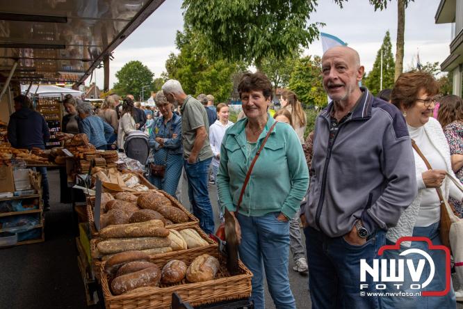 Zon, sfeer en kramen, Schapenmarkt Oldebroek 2025 - © NWVFoto.nl