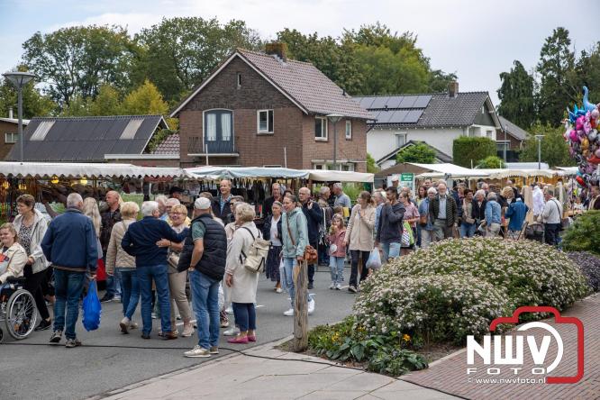 Zon, sfeer en kramen, Schapenmarkt Oldebroek 2025 - © NWVFoto.nl
