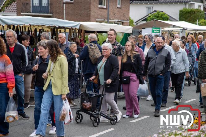 Zon, sfeer en kramen, Schapenmarkt Oldebroek 2025 - © NWVFoto.nl