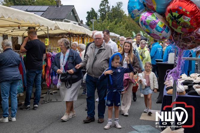 Zon, sfeer en kramen, Schapenmarkt Oldebroek 2025 - © NWVFoto.nl