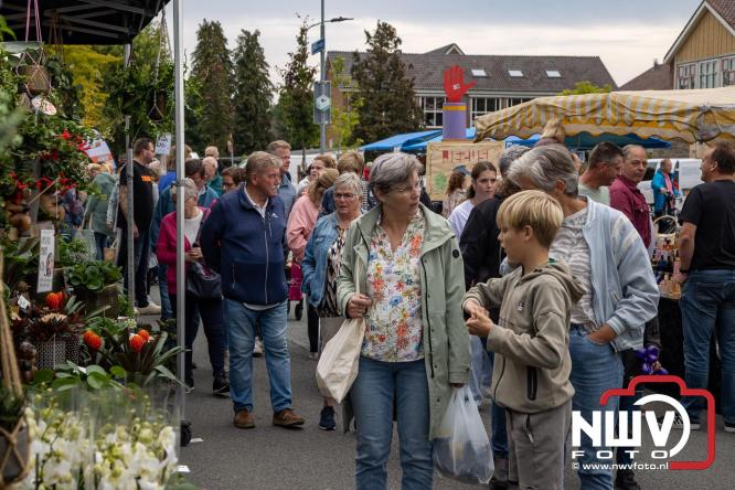 Zon, sfeer en kramen, Schapenmarkt Oldebroek 2025 - © NWVFoto.nl