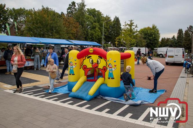 Zon, sfeer en kramen, Schapenmarkt Oldebroek 2025 - © NWVFoto.nl