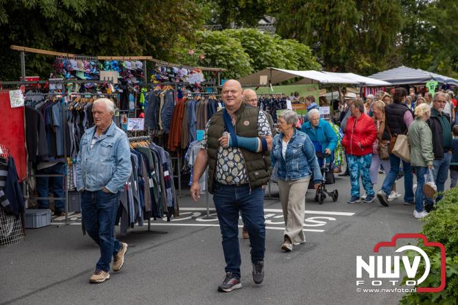 Zon, sfeer en kramen, Schapenmarkt Oldebroek 2025 - © NWVFoto.nl