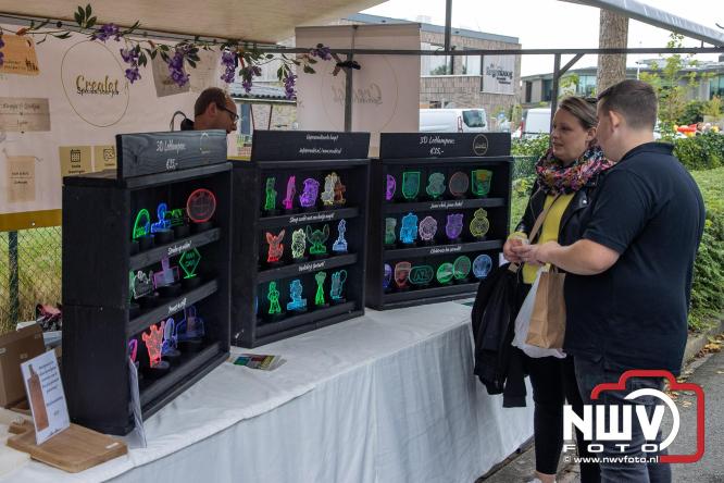Zon, sfeer en kramen, Schapenmarkt Oldebroek 2025 - © NWVFoto.nl
