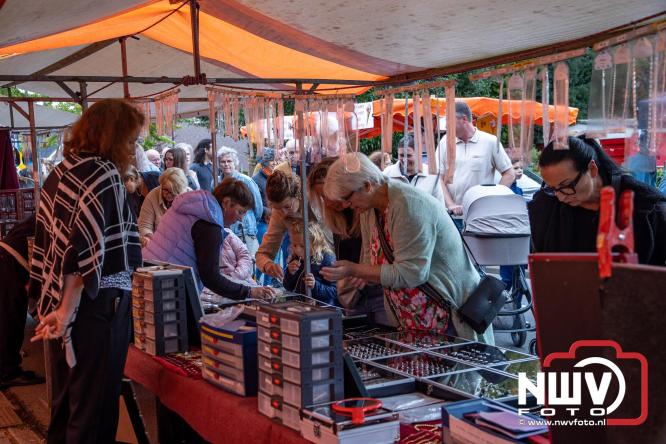 Zon, sfeer en kramen, Schapenmarkt Oldebroek 2025 - © NWVFoto.nl