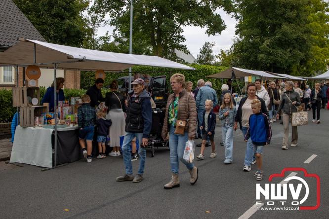 Zon, sfeer en kramen, Schapenmarkt Oldebroek 2025 - © NWVFoto.nl