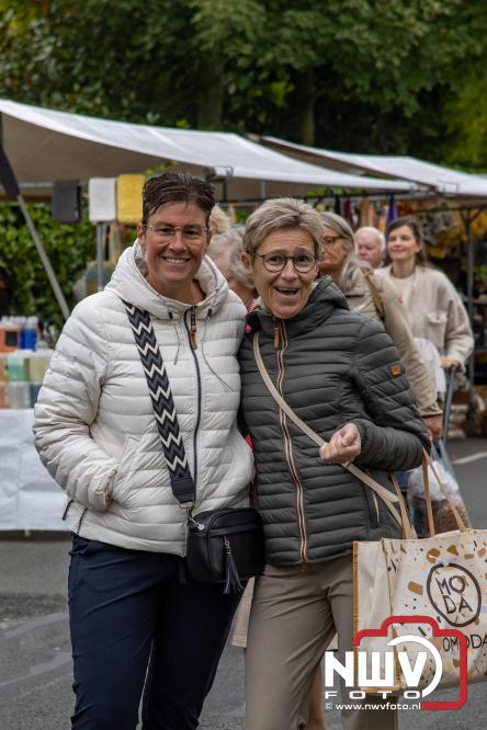 Zon, sfeer en kramen, Schapenmarkt Oldebroek 2025 - © NWVFoto.nl