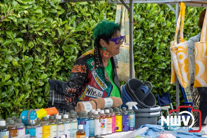 Zon, sfeer en kramen, Schapenmarkt Oldebroek 2025 - © NWVFoto.nl