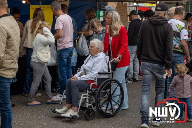 Zon, sfeer en kramen, Schapenmarkt Oldebroek 2025 - © NWVFoto.nl